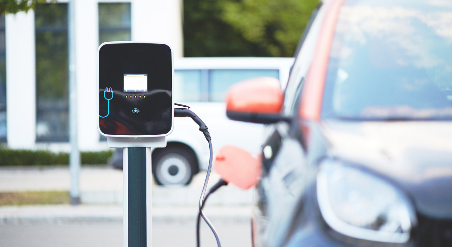 Auto elettriche ed ibride: le differenze